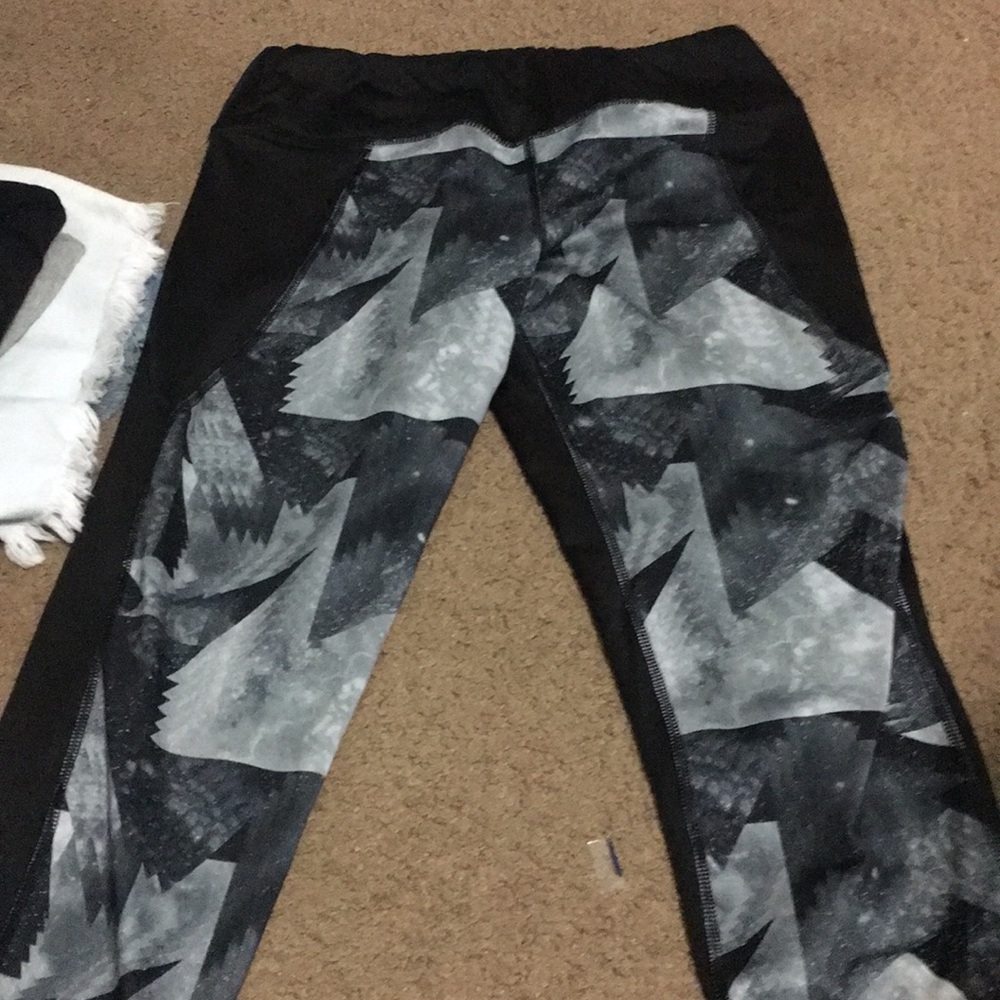 Black and gray work out leggings